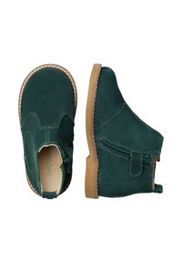 Botas de ante verdes hasta el tobillo con un cierre lateral, acentos de costura y una suela de goma color tan. El diseño cuenta con un ligero tacón y punteras redondeadas.