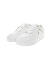 Bílé tenisky s hladkým koženým svrškem, zdobené zlatým kováním a perforovanými detaily, s hrubou bílou gumovou podrážkou.