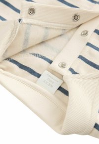 Pamut baba rugdalózó, amely kék vízszintes csíkokkal rendelkezik egy krémszínű alapra. Nyomógombos záródással, bordázott mandzsettákkal és látható ápolási címkével.