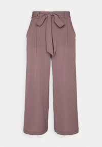 Kalhoty s širokými nohavicemi v měkké mauve barvě, vyrobené z lehkého materiálu. Mají pásek se zavazováním vpředu, sklady a boční kapsy.
