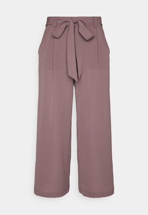 Lange Hose in einem sanften Mauve-Ton, aus leichtem Stoff hergestellt. Verfügt über einen vorderen Bindegürtel, gefältete Details und seitliche Taschen.
