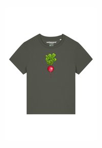 Olivgrünes T-Shirt aus Baumwolle, mit einem lebhaften roten Radieschenmotiv mit grünen Blättern in der Mitte. Kurze Ärmel, runder Halsausschnitt.