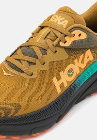HOKA CHALLENGER 7 - Běžecké boty do terénu - honey/black
