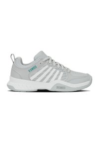 Γκρι αθλητικό παπούτσι K-Swiss με λευκές ρίγες, κορδόνια και επενδυμένο πάτο, εμφανίζεται σε πλευρικό προφίλ σε λευκό φόντο.