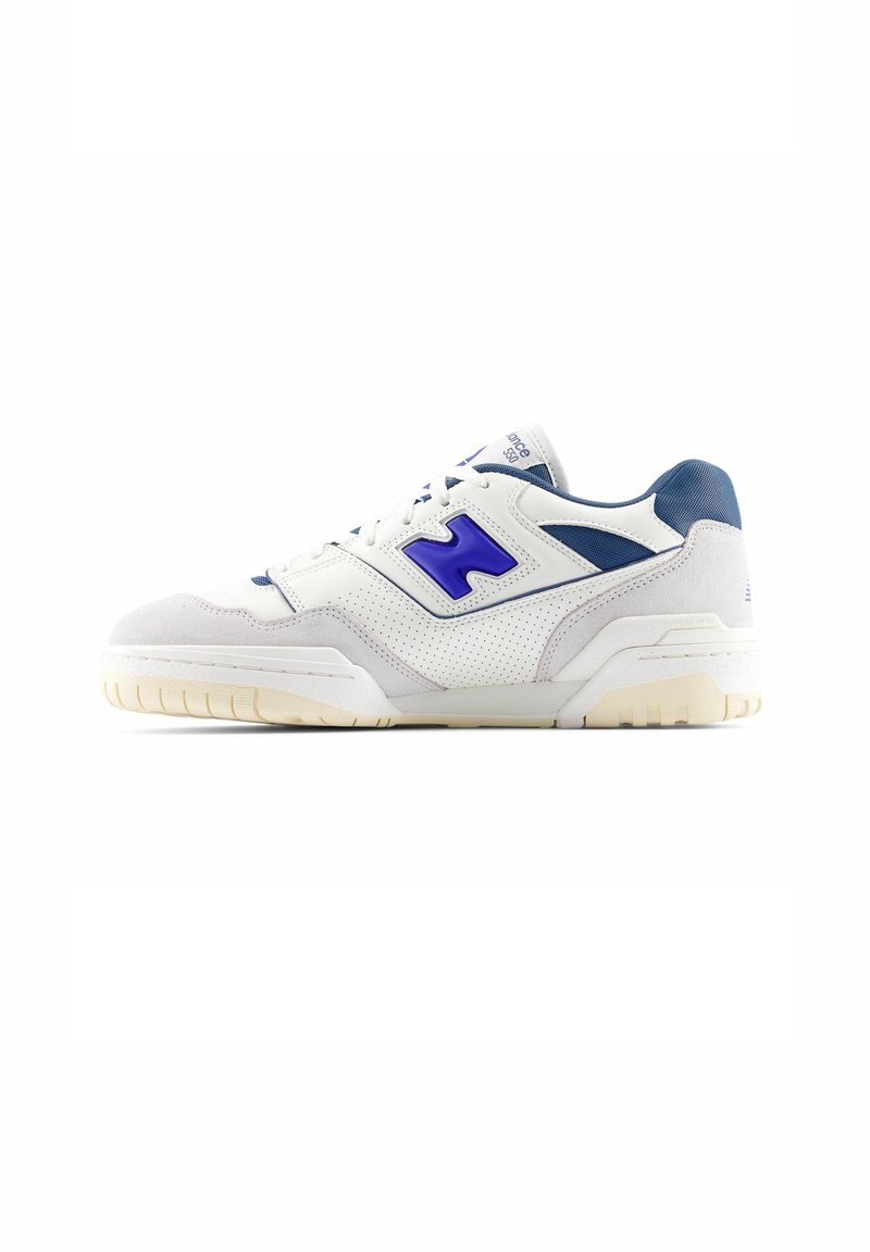 Baskets de sport blanches et bleues avec panneaux latéraux perforés, logo bleu, semelle blanche et col de talon rembourré bleu.