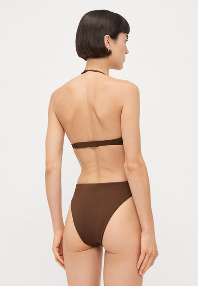 Hnedý bikiny set s halter topom a vysokým pásom. Hladká textúra s minimálnym kovovým doplnkom a elegantným dizajnom.