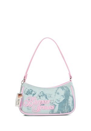 Kleine Jeanshandtasche mit pinkem Rand, ausgestattet mit schwarz-weißen Fotos von Britney Spears, Strass-Stern-Designs und einem befestigten Plastik-Ausweisanhänger.