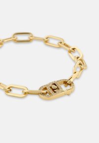 Bracciale in oro con catena metallica, composto da anelli ovali e rettangolari alternati, dotato di un fermo circondato da piccoli gemme trasparenti.