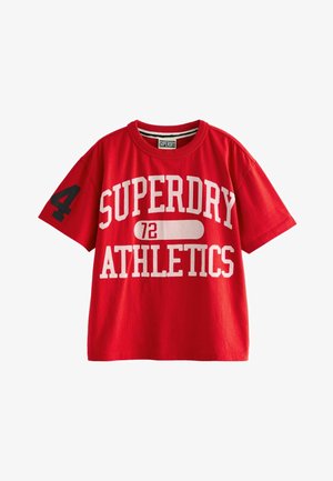 Rotes Baumwoll-T-Shirt mit Rundhalsausschnitt, kurzen Ärmeln und großen weißen Text, der "SUPERDRY ATHLETICS 72" liest, mit einer schwarzen "4" am Ärmel.