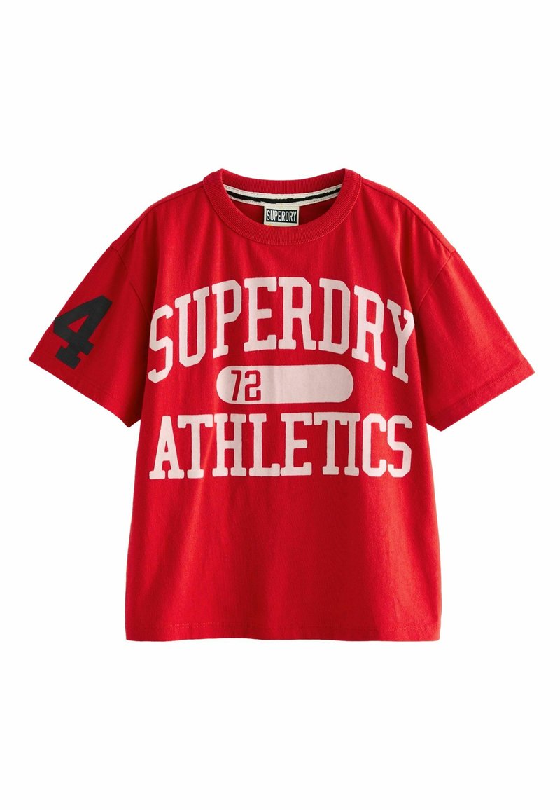 Röd bomullströja med rund halsringning, korta ärmar och stor vit text som står "SUPERDRY ATHLETICS 72" med en svart "4" på ärmen.