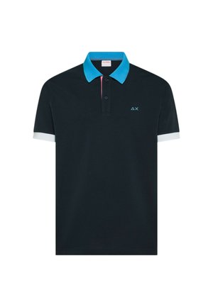 Polo nera a maniche corte con colletto blu brillante, polsini bianchi sulle maniche, placca con due bottoni e piccolo logo a triangolo turchese e X sul lato sinistro del petto.