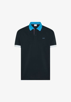 Polo negro de manga corta con cuello azul brillante, puños blancos en las mangas, tapeta con dos botones y pequeño logotipo en forma de triángulo turquesa y una X en el lado izquierdo del pecho.