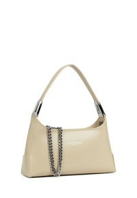 Borsa a mano in pelle verniciata beige con manico corto e catena argentata removibile. Presenta un design elegante e un logo prominente sulla parte anteriore.