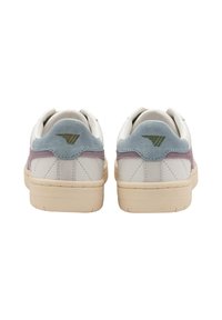 Baskets blanches avec des accents gris clair et mauve, en cuir suédé et en cuir, de forme arrondie, avec une semelle en caoutchouc texturée.