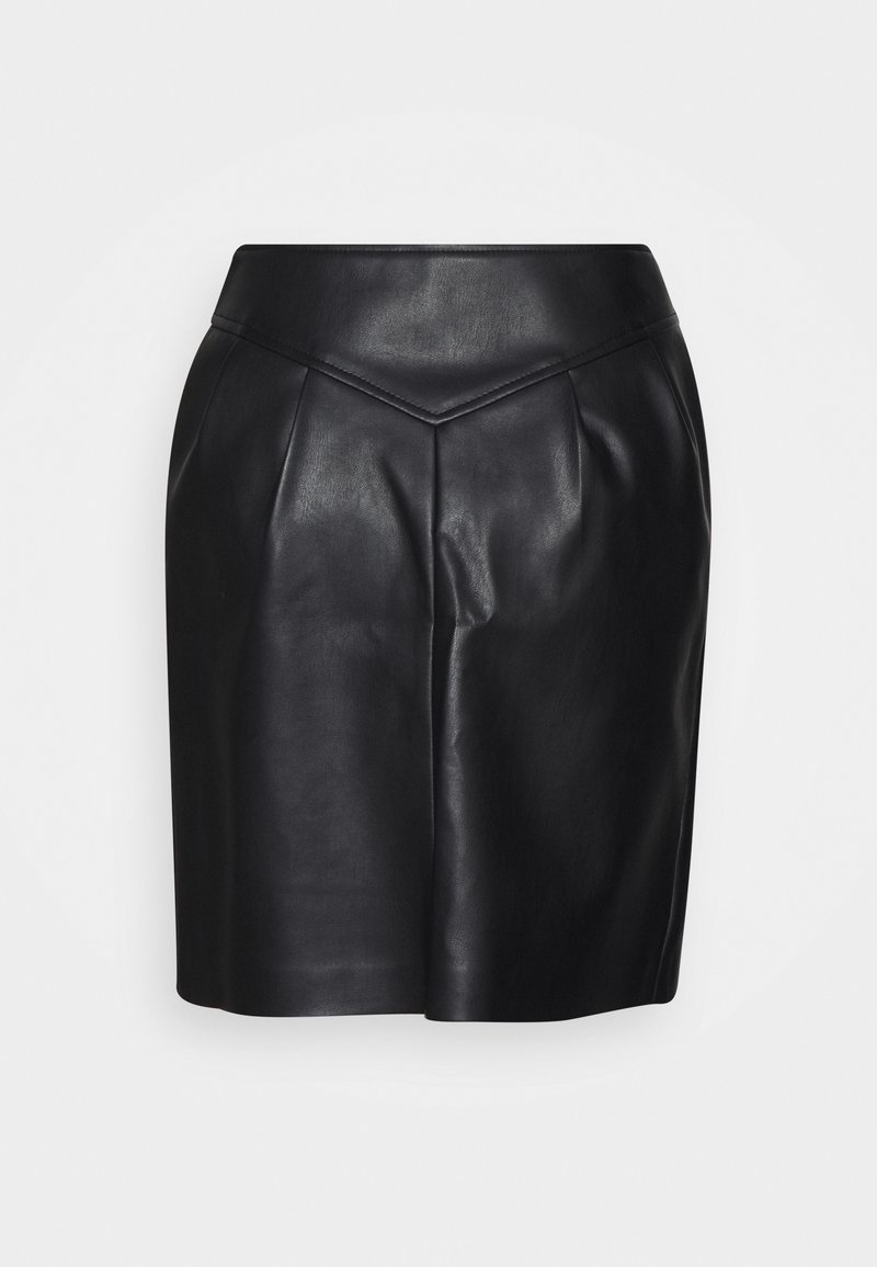 Mini-jupe noire en similicuir taille haute avec un détail de couture en forme de V à la taille et des plis subtils à l'avant.