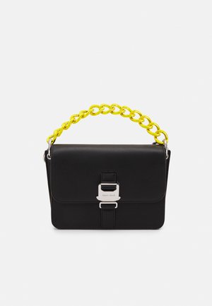 Borsa a mano in pelle nera con tracolla a catena gialla, forma rettangolare, hardware argentato e chiusura frontale con gancio. Texture liscia.