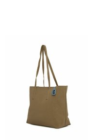 Geantă maro tip tote cu o textură netedă, două mânere lungi și un tag albastru suspendat. Formă rectangulară simplă, fără modele sau accesorii vizibile.