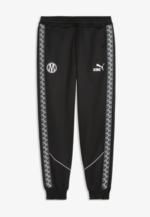 Czarne spodnie sportowe z geometrycznymi paskami po bokach, białe logo na przednich udach, elastyczny pas i ściągacze przy nogawkach. Brak osób.