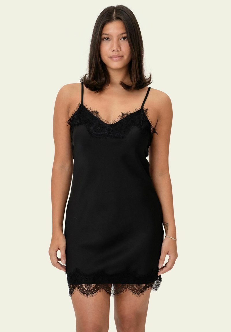 Rochie neagră din satin cu bretele subțiri, având dantelă fină la decolteu și tiv, textură netedă și croială lejeră.