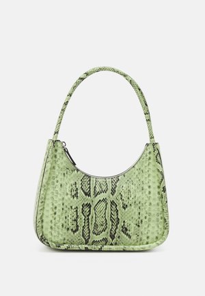 Borsa a tracolla verde con stampa serpente, design a forma ad arco, texture liscia e manico curvo singolo. Presenta una chiusura con zip e accentuazioni in contrasto.