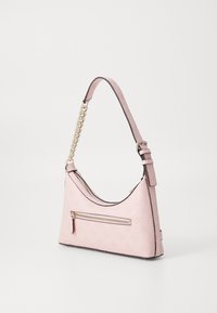 Borsa in pelle rosa con forma curvata, superficie testurizzata e una tracolla a catena removibile. Presenta una tasca con zip sulla parte anteriore.