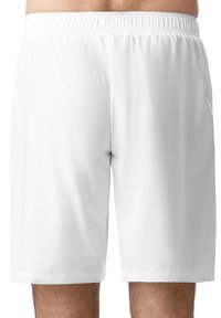 Weiße Sportshorts mit einem elastischen Bund und einem glatten, leichten Stoff. Sie reichen bis zur Mitte des Oberschenkels und haben eine lockere Passform.
