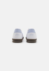 Adidași albi și bleu deschis cu un superior texturat, talpă cu amortizare și detalii cu logo pe călcâi. Accente de design și culoare subtile.