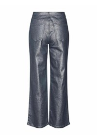 Jeans a gamba larga blu metallico, con una texture lucida, tasche posteriori e un design a vita alta. Il tessuto ha una finitura liscia e riflettente.