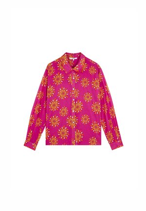 Camisa de botones de manga larga, de un vibrante color rosa con un patrón floral de rayos de sol amarillos. El cuello y los puños presentan un detalle de costura a juego.