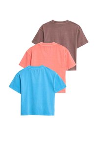 Sæt bestående af tre kortærmede t-shirts i lyseblå, koral og brun. Fremstillet af blødt bomuldsstof med et enkelt design og rund hals.
