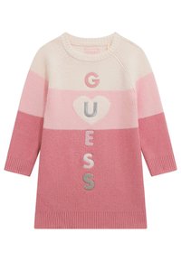 Strickpullover in Rosatönen mit gerippten Bündchen. Merkmale das Schriftzug "GUESS" in verschiedenen Farben und ein Herzmotiv in der Mitte.