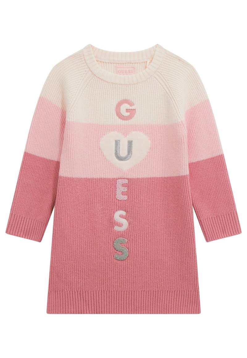 Strickpullover in Rosatönen mit gerippten Bündchen. Merkmale das Schriftzug "GUESS" in verschiedenen Farben und ein Herzmotiv in der Mitte.