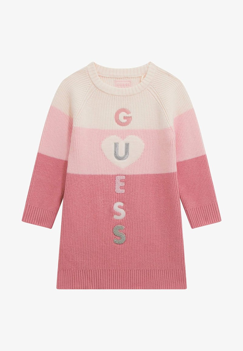 Strickpullover in Rosatönen mit gerippten Bündchen. Merkmale das Schriftzug "GUESS" in verschiedenen Farben und ein Herzmotiv in der Mitte.