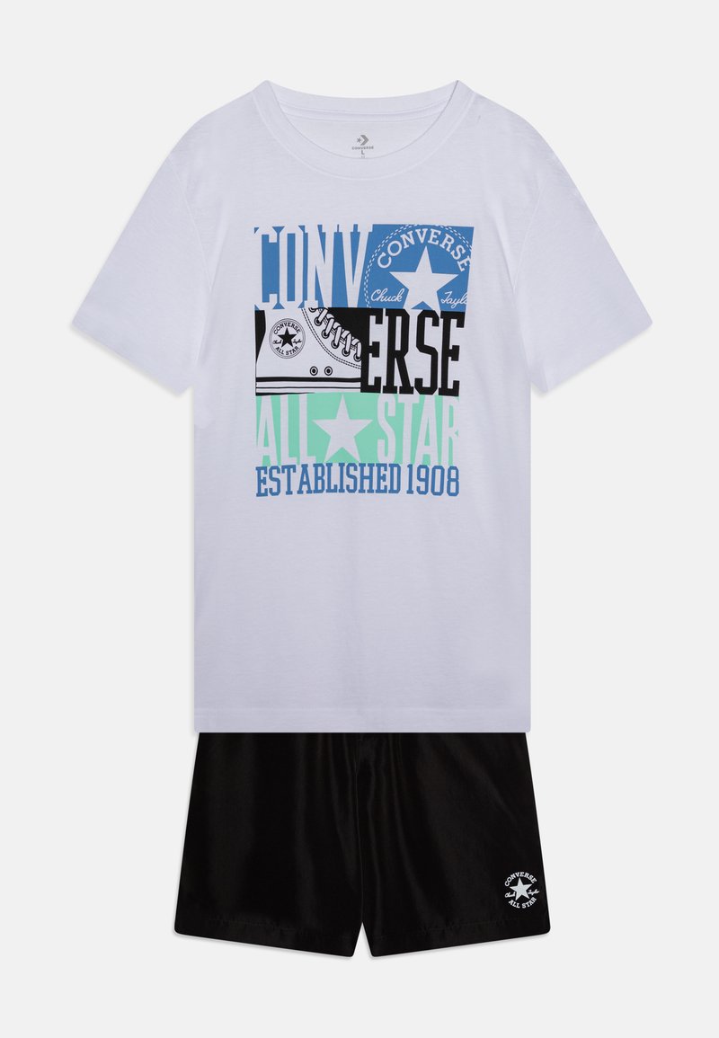 Bílý bavlněný tričko s vícebarevným grafikou "Converse" a černé šortky s logem. Krátké rukávy, kulatý výstřih a volný střih.