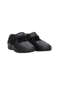 Zapatos Mary Jane de cuero negro con una amplia tira de velcro, punta redondeada y acentos texturizados en la parte superior. Suela de goma de perfil bajo.