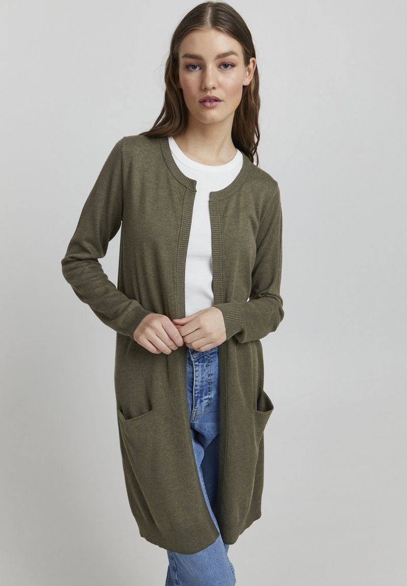 Olive green cardigan made of soft knit material, featuring a round neck, open front, and two front pockets. Long sleeves and relaxed fit.