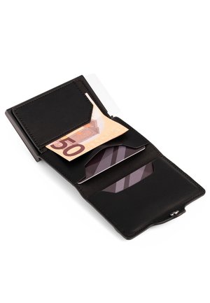 Portafoglio in pelle nera aperto con una banconota da 50 euro e due carte di credito a righe visibili all'interno.