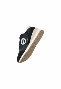 Chaussure de sport noire en matériaux mesh et daim, dotée d'un logo blanc, d'une semelle en caoutchouc texturée et d'un talon rembourré pour le soutien.