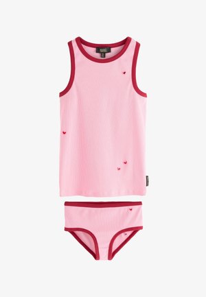Pinkes ärmelloses Tanktop und passende Slips mit dunkelrosa Besatz und kleinen roten Herzdetails auf dem Stoff.