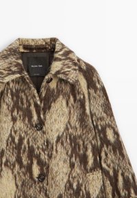 Braun-beige gemusterter Wollmantel mit Reverskragen, Knopfverschluss und einer einzelnen Brusttasche. Markenlabel innen sichtbar.