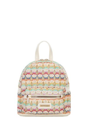 Sac à dos en tissu tissé avec un motif de feuilles multicolores, base beige et fermeture éclair dorée. Comprend des accents blancs et des bretelles réglables.