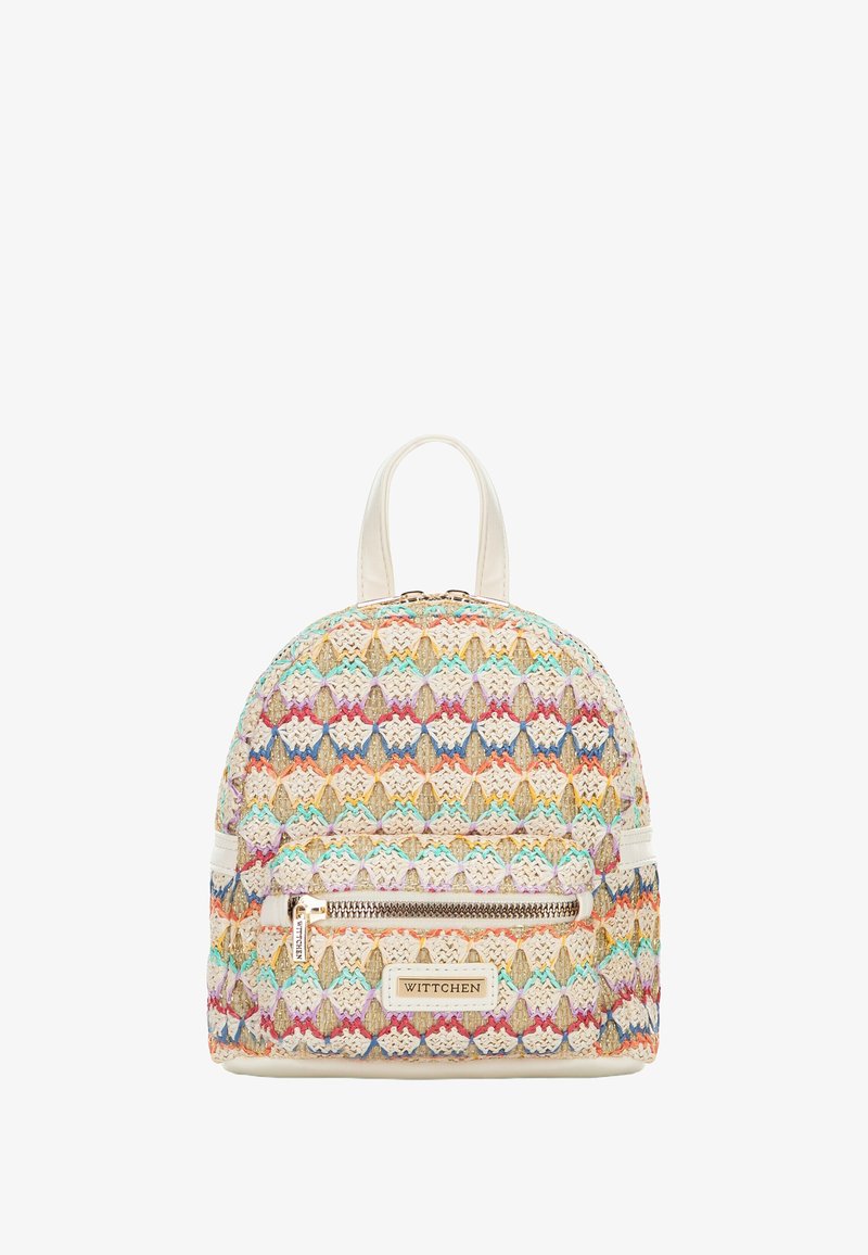 Mochila de tela tejida con patrón de hojas multicolores, base beige y cremallera dorada. Presenta acentos blancos y correas ajustables.