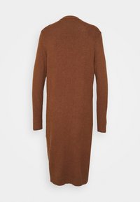 Cardigan long en tricot marron avec une texture douce, devant ouvert et manches longues. Poignets côtelés et coupe droite, atteignant le mollet.