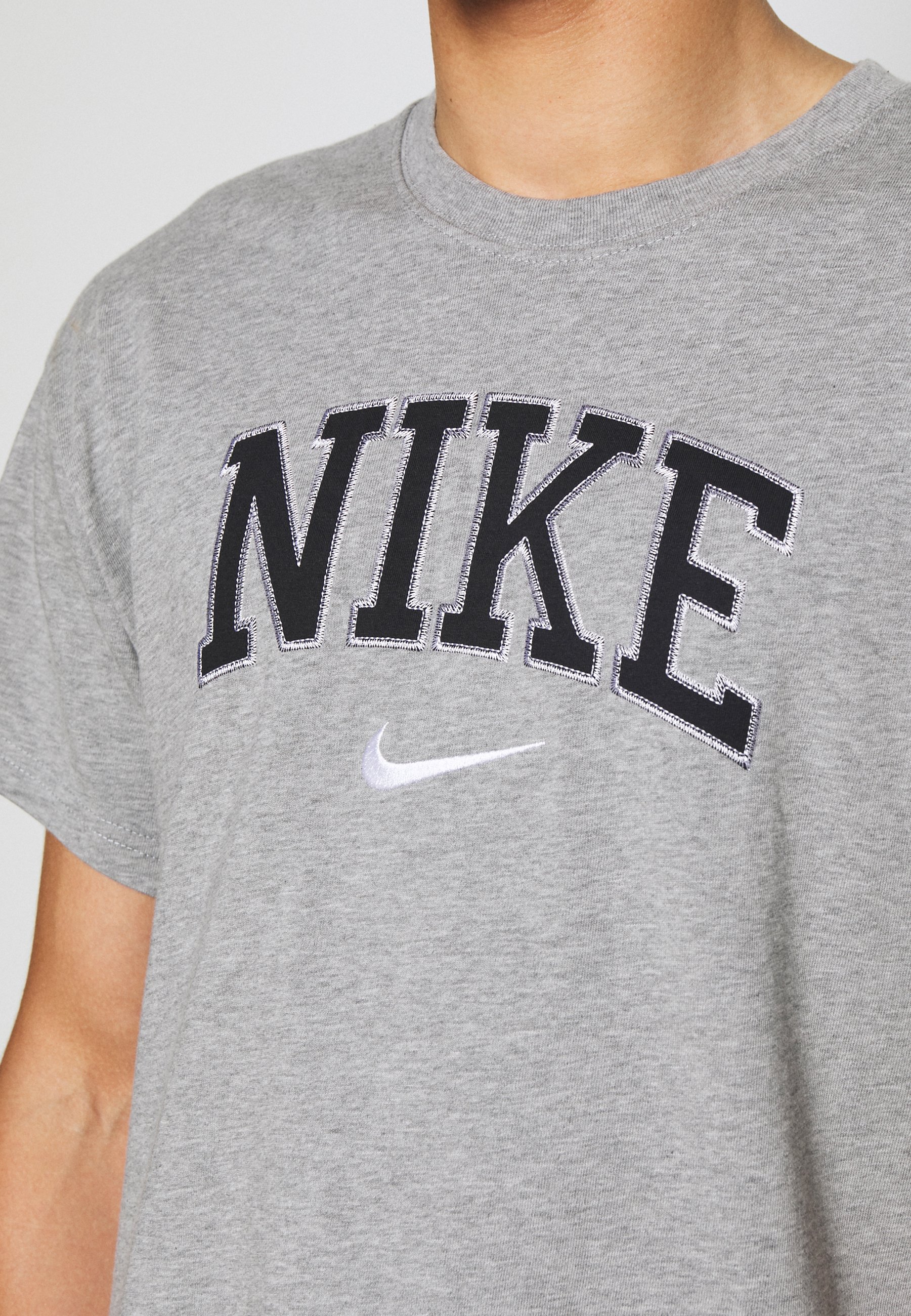 Nike Sportswear RETRO TEE - T-shirt print - grey heather/Donkergeel -  Zalando.nl