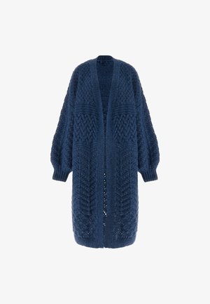 Pikk tumesinine kudum, millel on tekstureeritud ja mustriga disain ning avatud esiosa. Omab langevaid õlavarreid ja laiu varrukaid mugavuse tagamiseks.