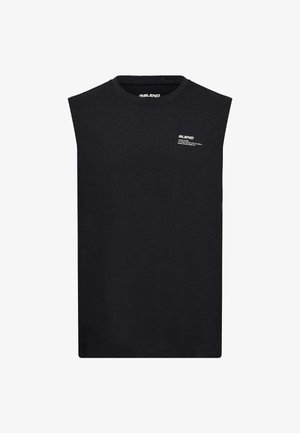 Mustast puuvillast varrukateta t-särk, millel on ümar kaelus, sirge ääris ja väike valge logo rinnal.