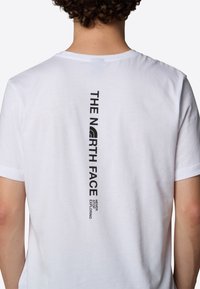 The North Face VERTICAL - Print T-shirt - tnf white tnf black