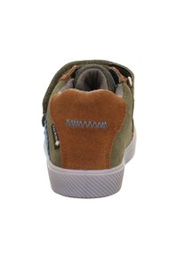 Zelené semišové tenisky s hnědými akcenty, gumovou podrážkou a modrým šitím; mají šněrování a uzavírání na suchý zip; viditelný štítek Gore-Tex.