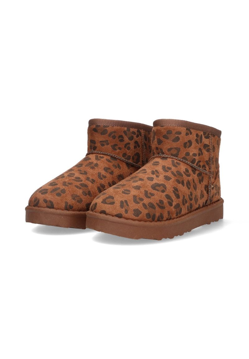 Braune Wildleder-Stiefeletten mit einem Leopardenmuster. Sie verfügen über ein weiches Futter, eine runde Zehenpartie und eine flache Gummisohle.