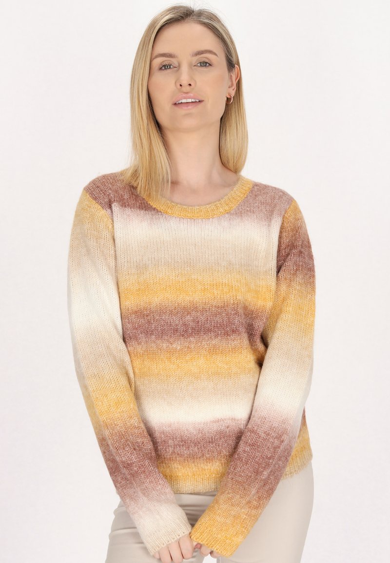 Pulover tricotat cu un model gradient în nuanțe de crem, galben și maro. Designul include un guler rotund și mâneci lungi.
